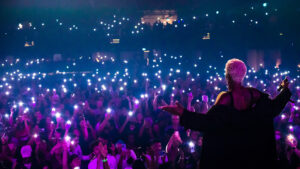 Jully Black with a Crowd of Fans